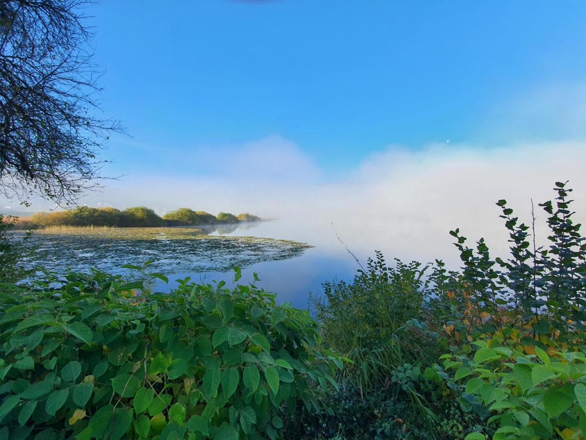 River Mosel Holiday Homes, Meerfeld Studio With A Lake View Bagian luar foto