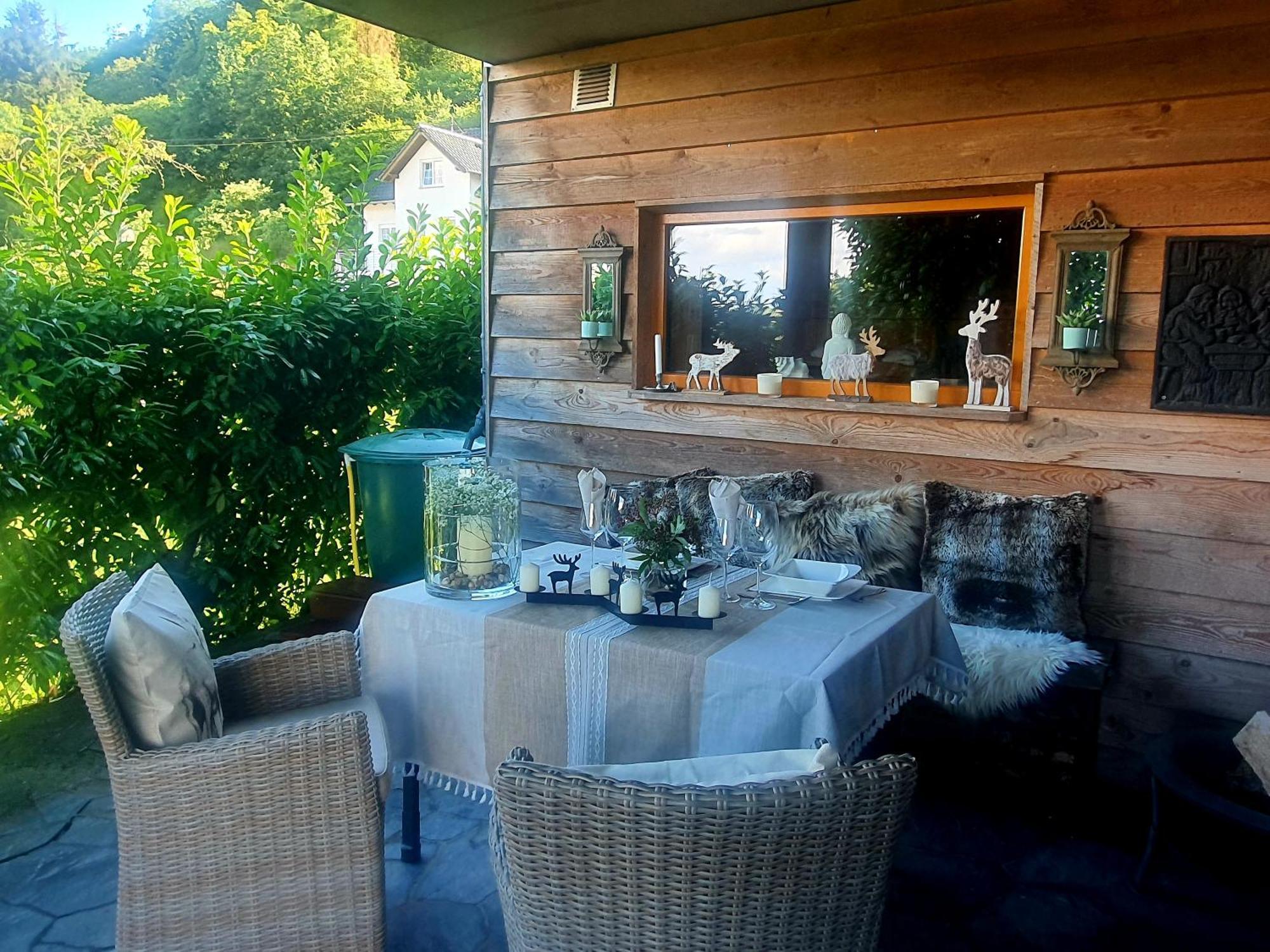 River Mosel Holiday Homes, Meerfeld Studio With A Lake View Bagian luar foto