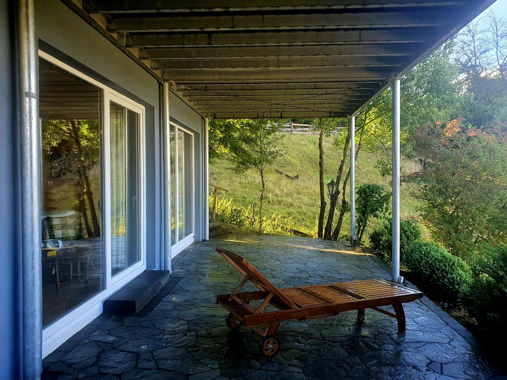 River Mosel Holiday Homes, Meerfeld Studio With A Lake View Bagian luar foto
